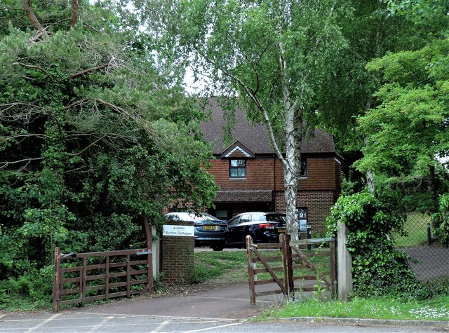 Burton Cottages Bishops Lane Patrick Roper cc by sa 2.0