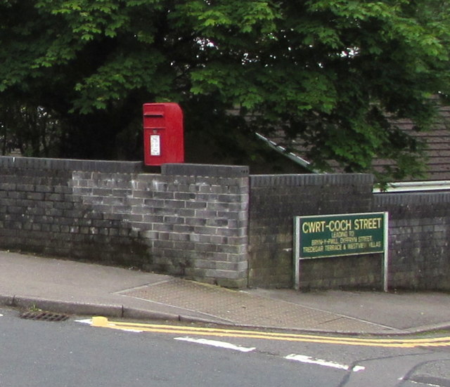 Queen Elizabeth II postbox on an Aberbargoed corner