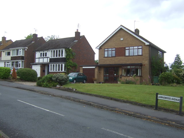 Houses on Lawnswood Avenue © JThomas cc-by-sa/2.0 :: Geograph Britain