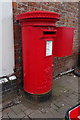 Elizabeth II postbox on Bedford Road, Rock Ferry