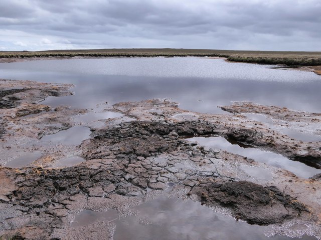 Exposed peat in an unnamed lochan, Druim... © Claire Pegrum :: Geograph ...