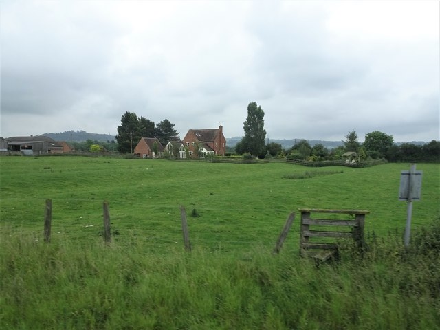 View from the former Cheltenham-Stratford-upon-Avon railway line - unnamed farm near Broad Marston