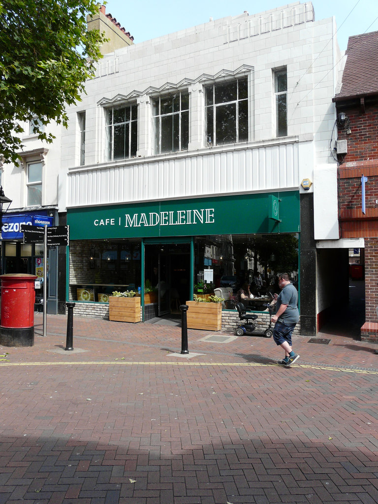 Café Madeleine, 76, High Street © John Baker ccbysa/2.0