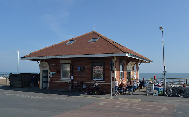 Public toilets and Huckleberry's Cafe