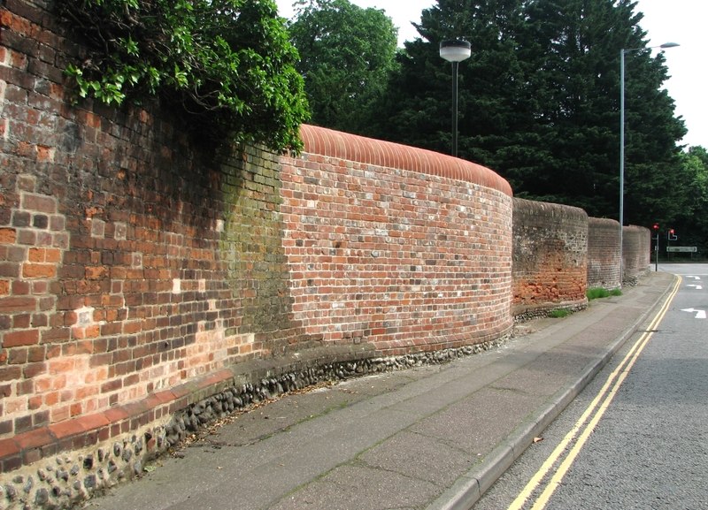 A serpentine wall © Evelyn Simak cc-by-sa/2.0 :: Geograph Britain and ...