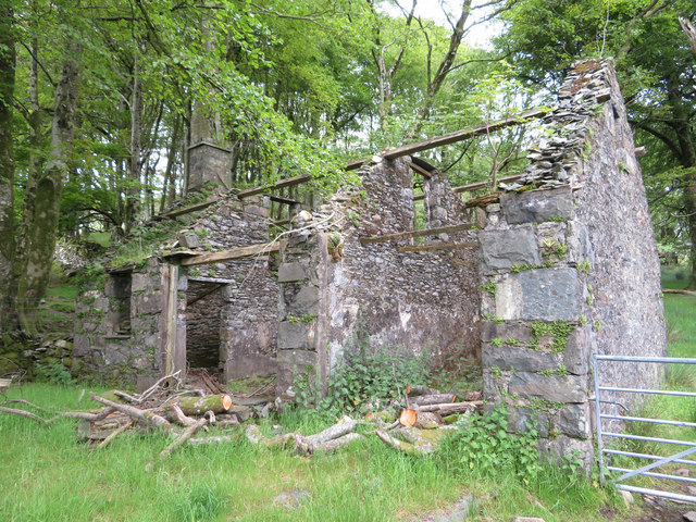 Derelict building at Plas-llyn