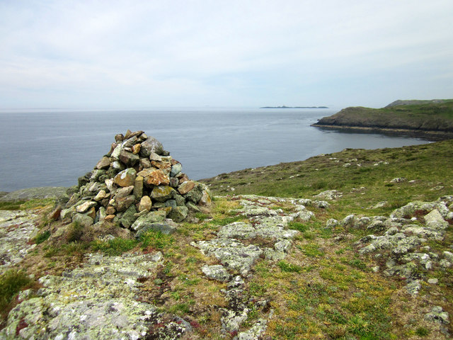 Cairn at Porth y Dwfr, Anglesey © Jeff Buck cc-by-sa/2.0 :: Geograph ...