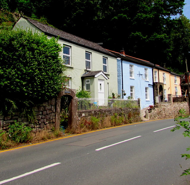 Houses with a river view, Tintern