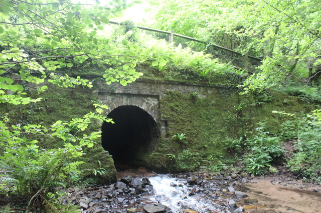 Nant Rhyd-y-meirch, Pencroesoped © M J Roscoe cc-by-sa/2.0 :: Geograph ...