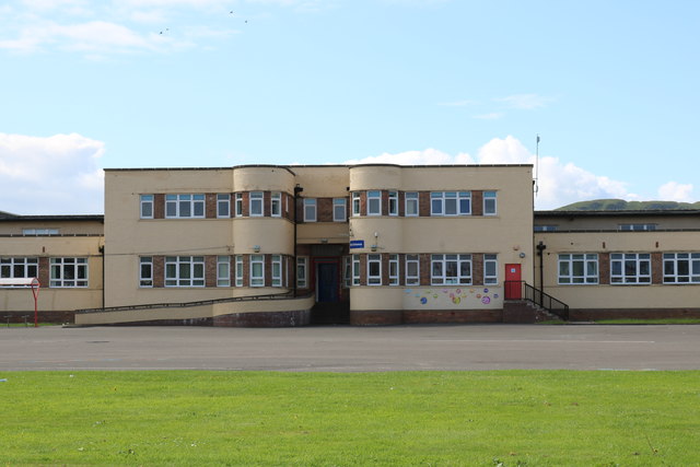 Girvan Primary School © Billy McCrorie cc-by-sa/2.0 :: Geograph Britain ...