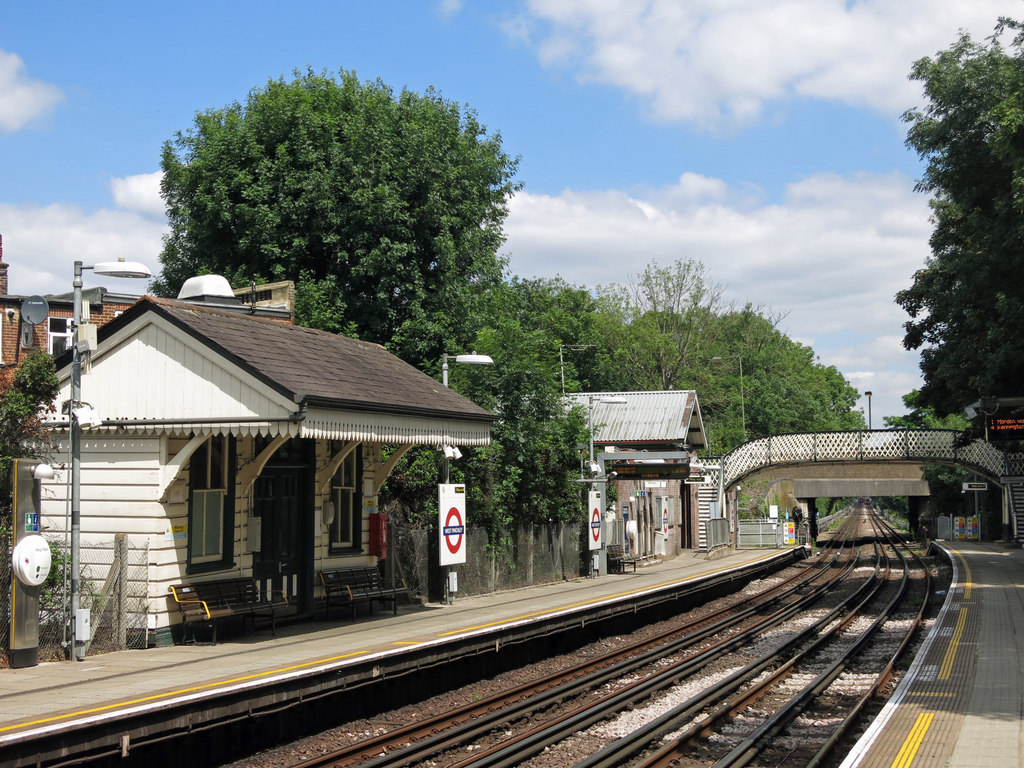 West Finchley Tube Station © Mike Quinn Cc By Sa20 Geograph