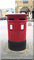 TL1998 : EIIR postbox on Cathedral Square, Peterborough by Paul Bryan