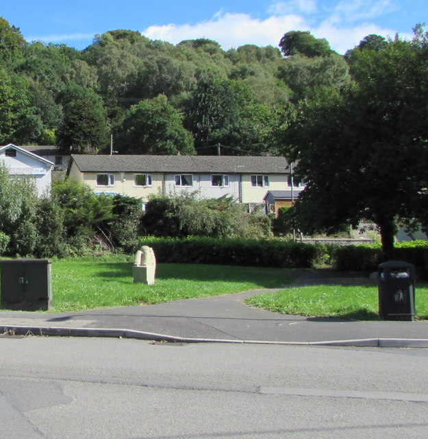 Path towards the B4251 in Ynysddu © Jaggery ccbysa/2.0 Geograph