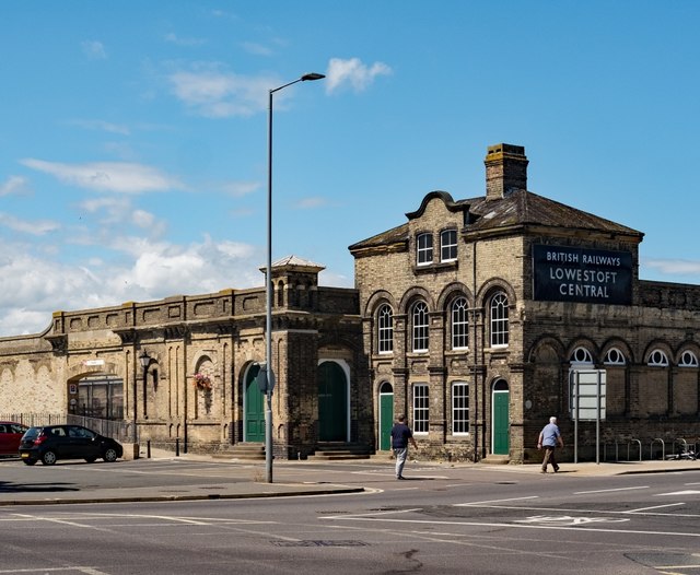 Lowestoft : railway station © Jim Osley cc-by-sa/2.0 :: Geograph ...