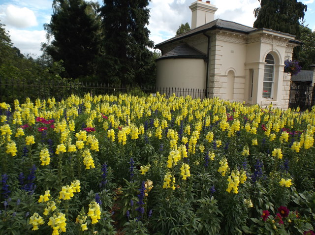 Flowerbed by Jephson Gardens gatehouse
