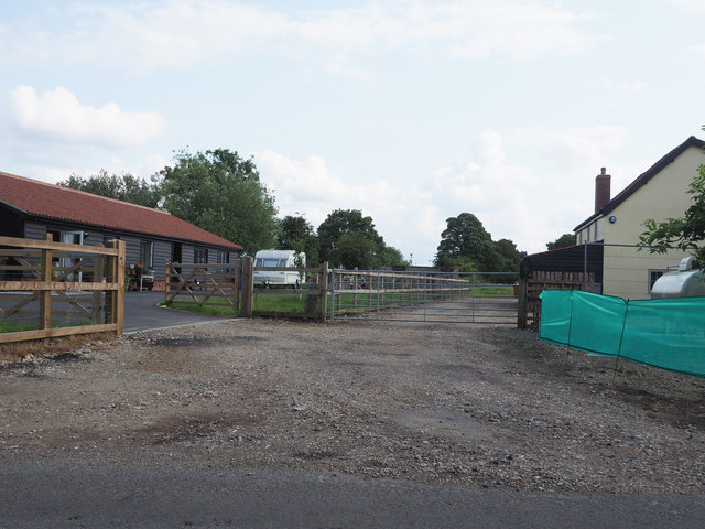 Farm entrance © David Pashley cc-by-sa/2.0 :: Geograph Britain and Ireland