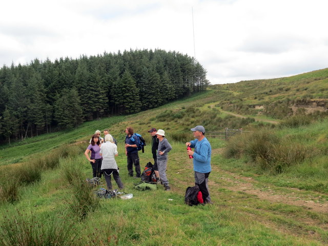 Cerddwyr Yn Cael Seibiant   Walkers © Alan Richards Cc-by-sa 2.0 