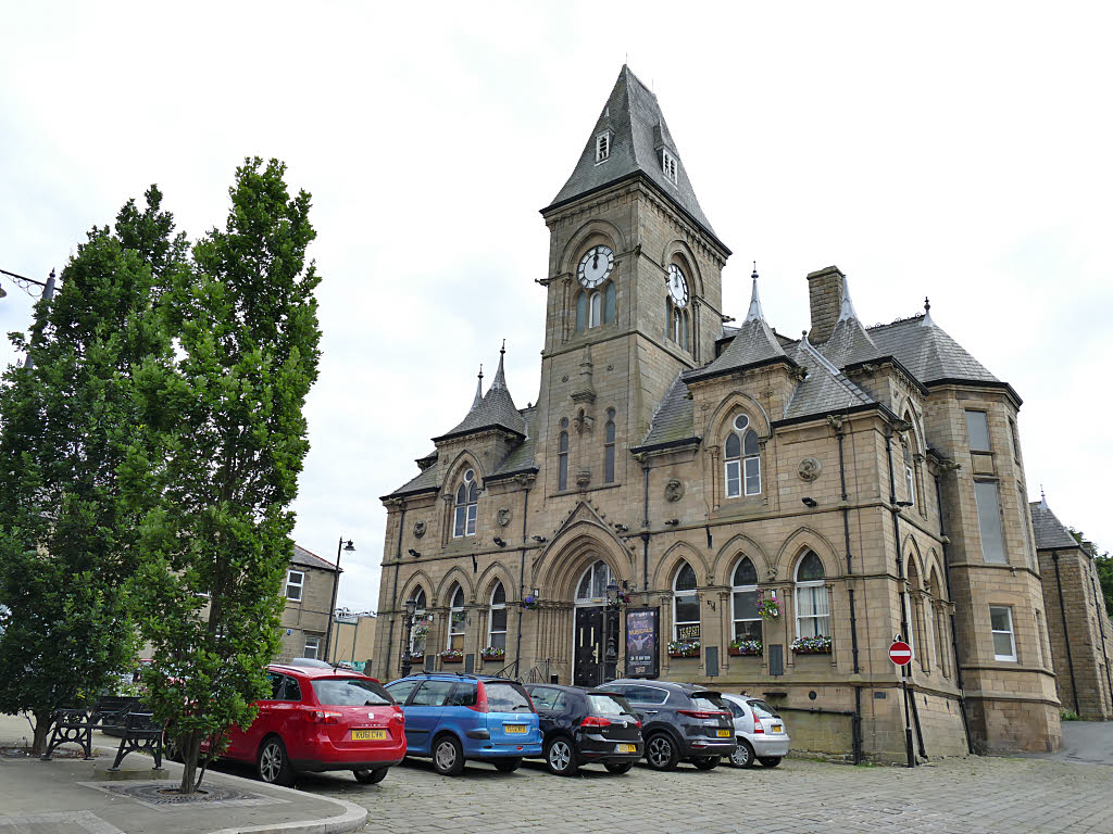 Yeadon Town Hall © Stephen Craven cc-by-sa/2.0 :: Geograph Britain and ...