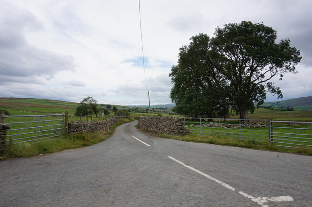 Road leading to Fron Bella © Ian S cc-by-sa/2.0 :: Geograph Britain and ...