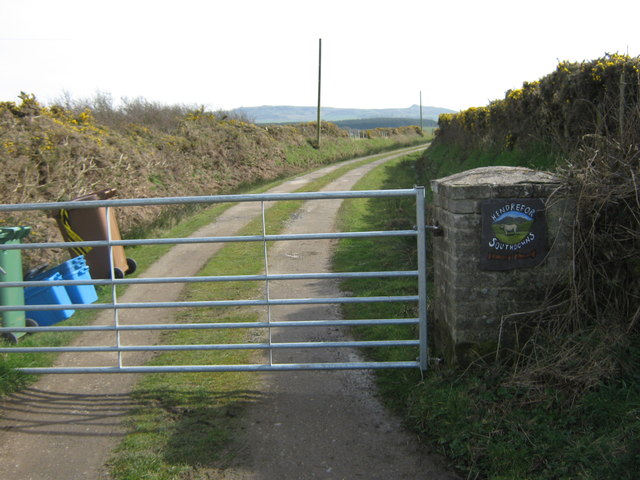 The entrance to Hendrefor © David Medcalf cc-by-sa/2.0 :: Geograph ...