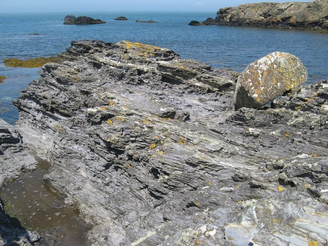 Rock outcrop with erratic boulder © Jonathan Wilkins cc-by-sa/2.0 ...