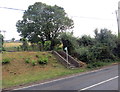 Llwybr yn gadael y B4317 / Path exiting the B4317