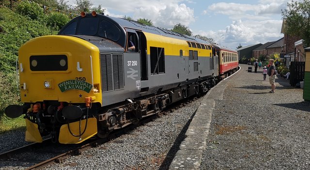 Class 37, 37250 prepares to leave Bedale for Redmire