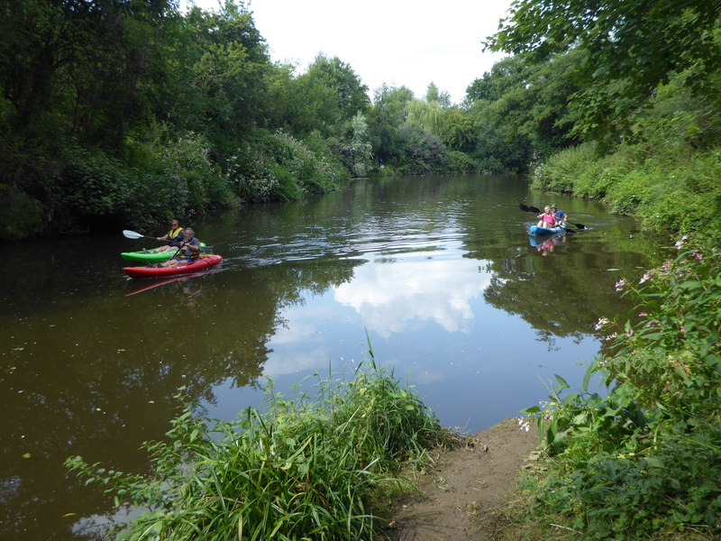 Canoes on the River Medway near East... © Marathon cc-by-sa/2.0 :: Geograph Britain and Ireland