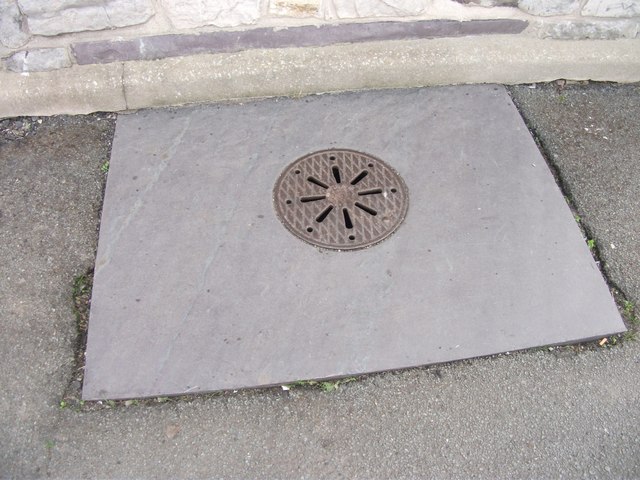 Possible coal hole and cover on Beach Road, Bangor