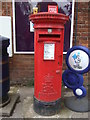 Elizabeth II postbox on Long Street, Wheaton Aston