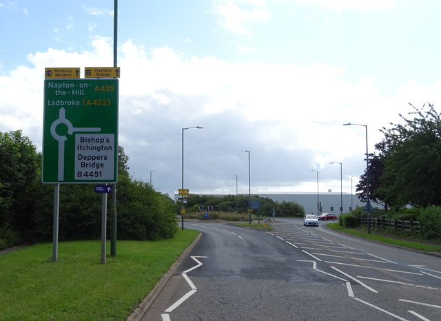 Approaching a roundabout on Leamington Road (A425), Southam