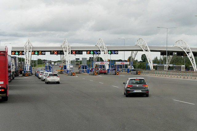 m7-m8-toll-plaza-eastbound-fatharnagh-david-dixon-cc-by-sa-2-0