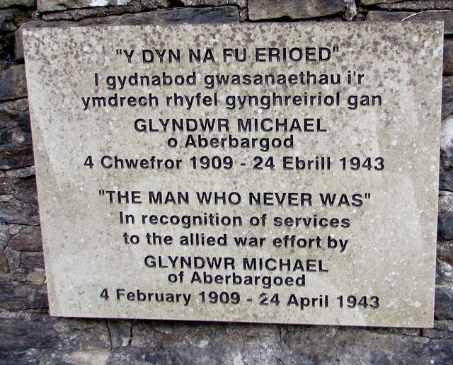 Welsh/English plaque for The Man Who... © Jaggery cc-by-sa/2.0 ...