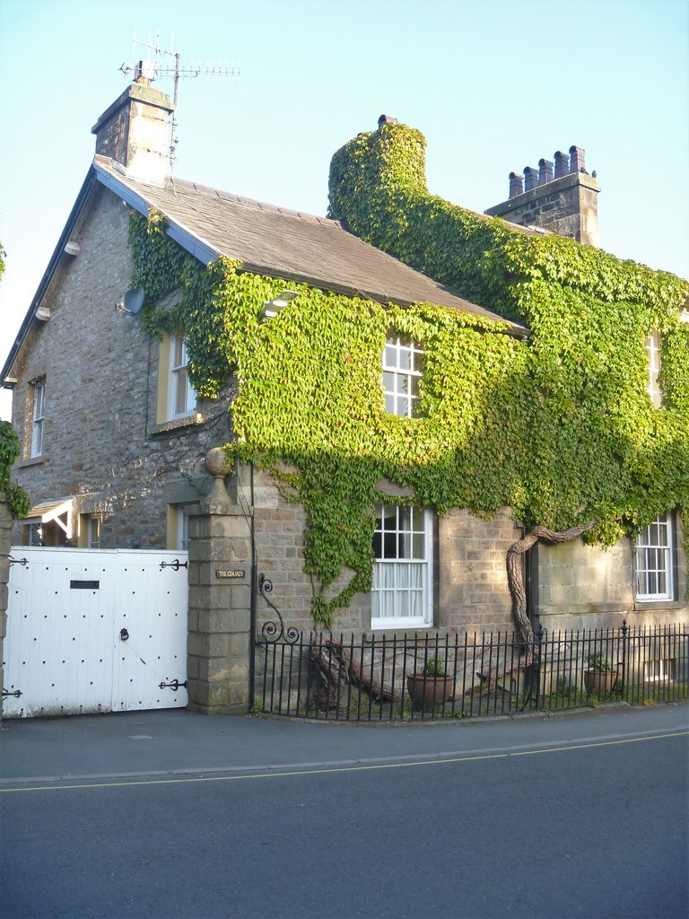 Kirkby Lonsdale houses [44] © Michael Dibb ccbysa/2.0 Geograph