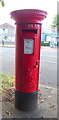 Elizabeth II postbox on Vicarage Road