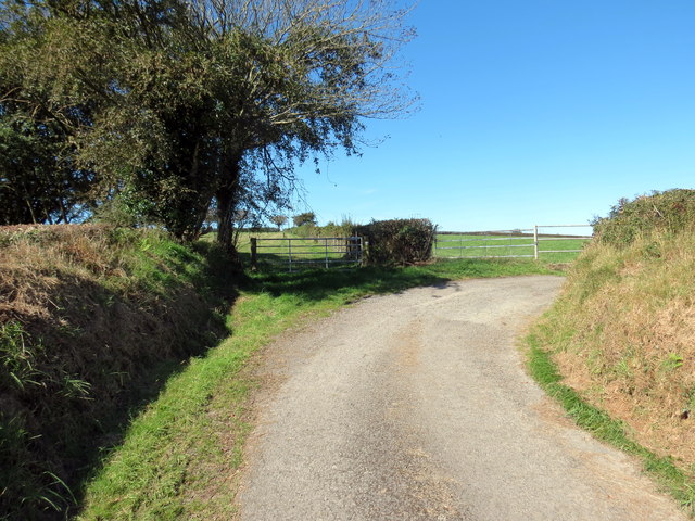 Cyffordd o lwybrau / A junction of paths