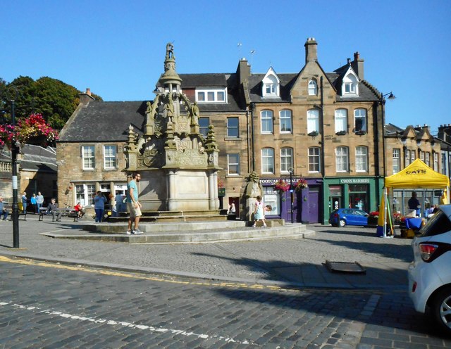 The cross and cross well, Linlithgow © Richard Sutcliffe cc-by-sa/2.0 ...