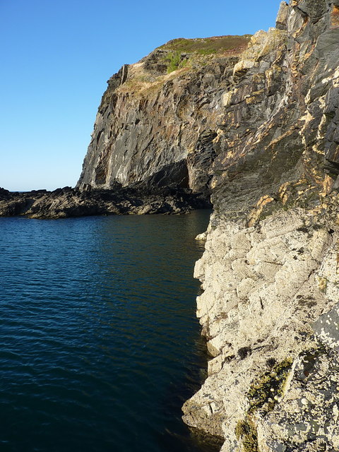 Steep cliffs at sea level on Pen-y-Bâl