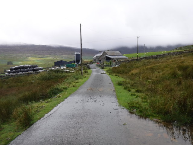 The lane to Cefn Clawdd farm