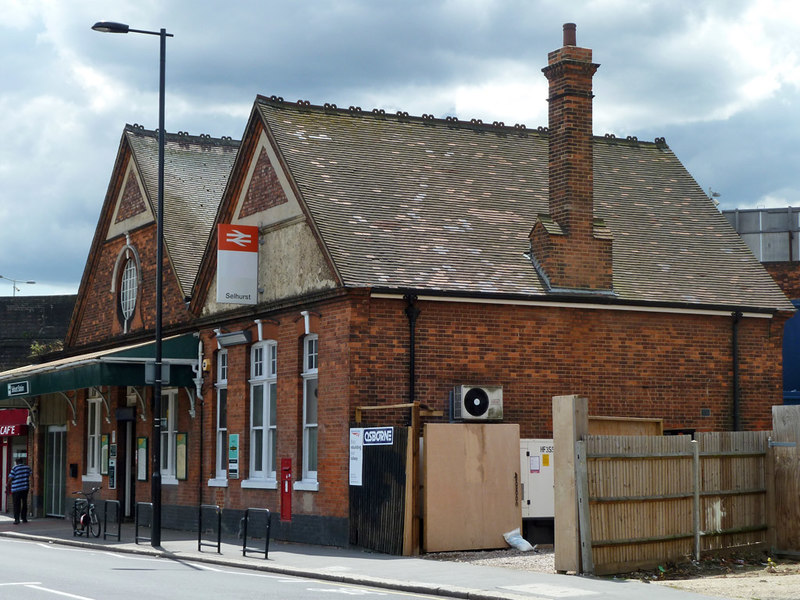 Selhurst station, street level © Robin Webster cc-by-sa/2.0 :: Geograph ...