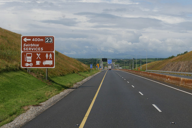 Westbound M7 approaching Barack Obama Services at Junction 23