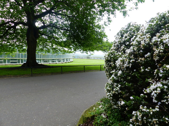 Entering the Glasgow Botanic Garden 