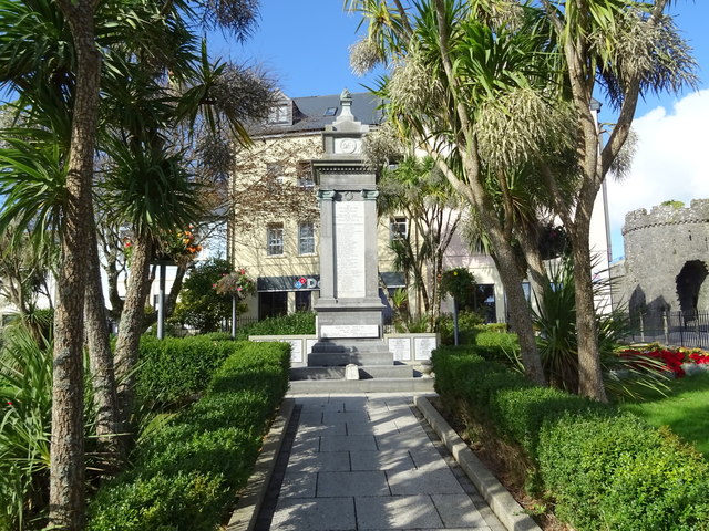 Tenby War Memorial © JThomas cc-by-sa/2.0 :: Geograph Britain and Ireland