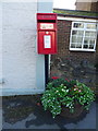 Elizabeth II postbox on High Street, Aylburton