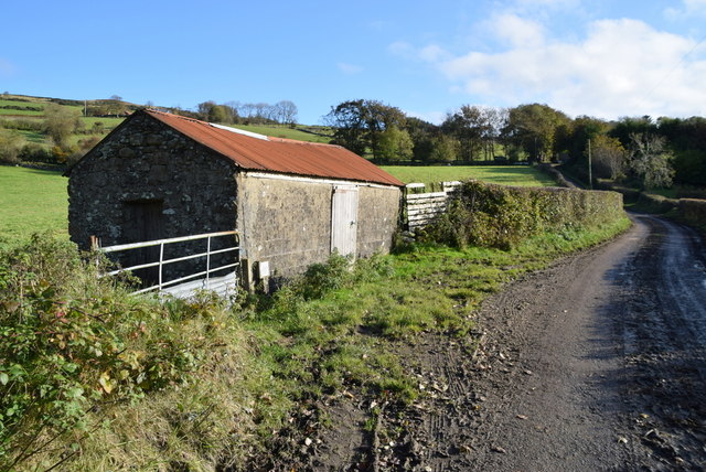 Shed along Legnabraid Road © Kenneth Allen cc-by-sa/2.0 :: Geograph Ireland