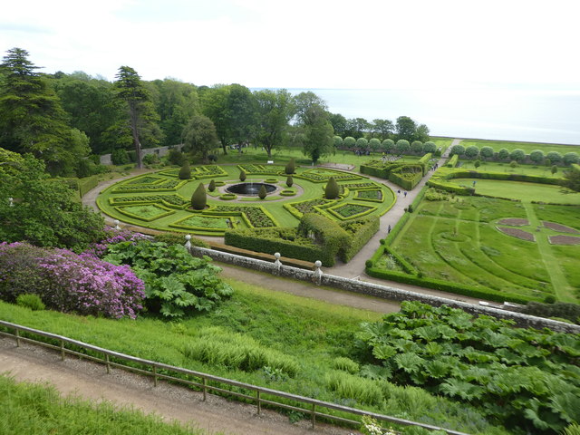 Circular garden beds and fountain, Dunrobin Castle