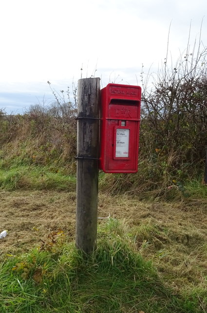 Elizabeth II postbox on the A595, Swallowhurst