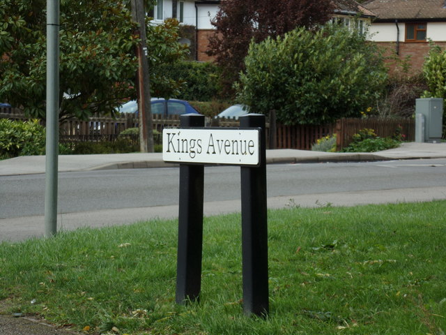 Kings Avenue sign
