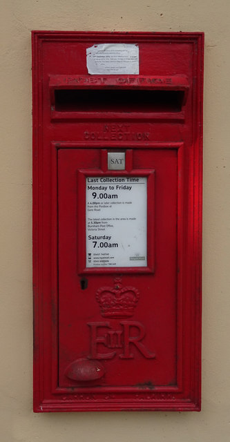 Elizabeth II postbox on Berrow Road, Burnham-on-Sea