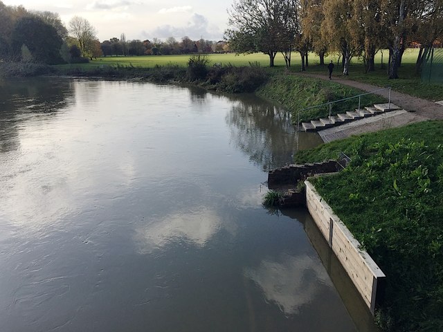 River level has fallen further but remains high, Warwick